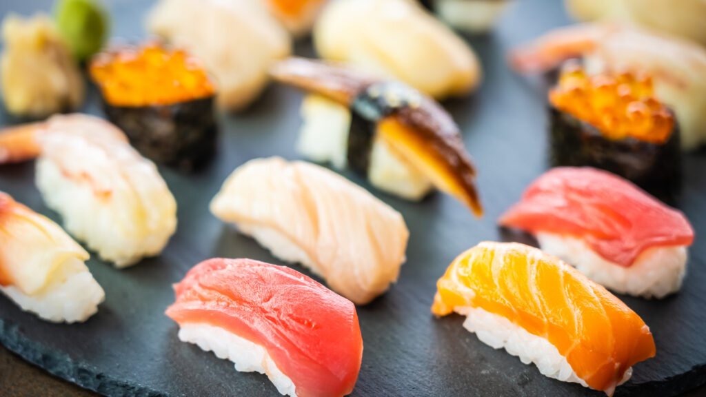 Comparaison entre livraison des sushis, click & collect et repas sur place : quelle solution choisir ?